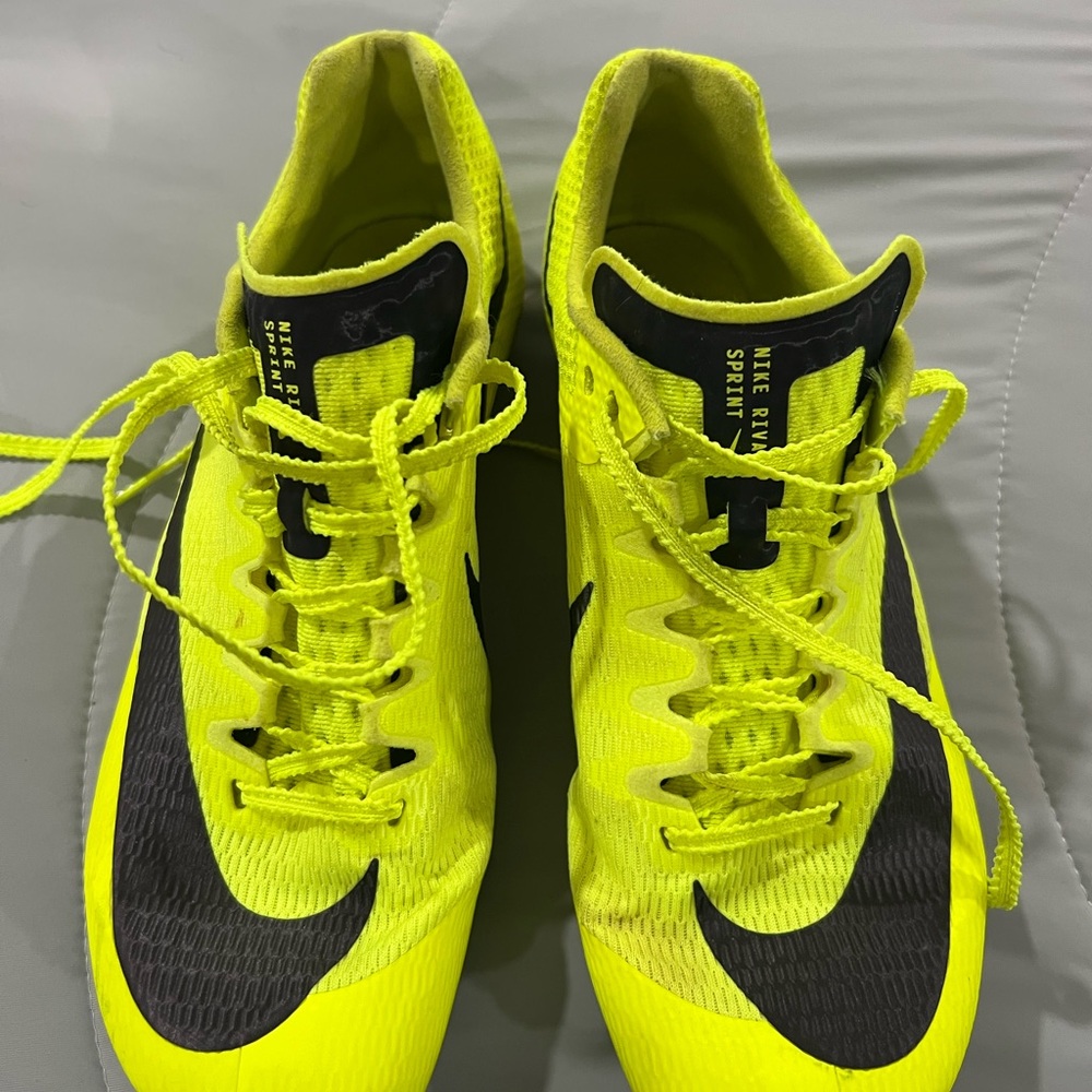 Nike Men's Bright Yellow Athletic Shoes with Black Details